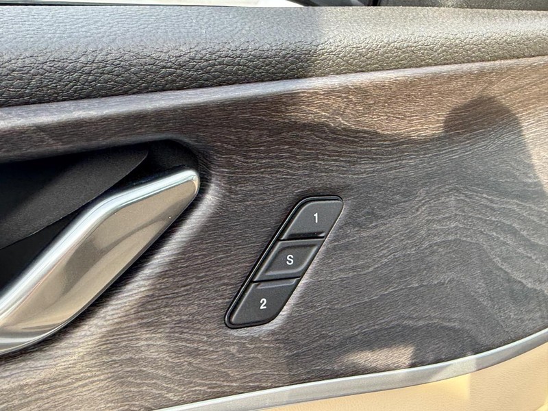 Jeep Grand Cherokee Vehicle Full-screen Gallery Image 11