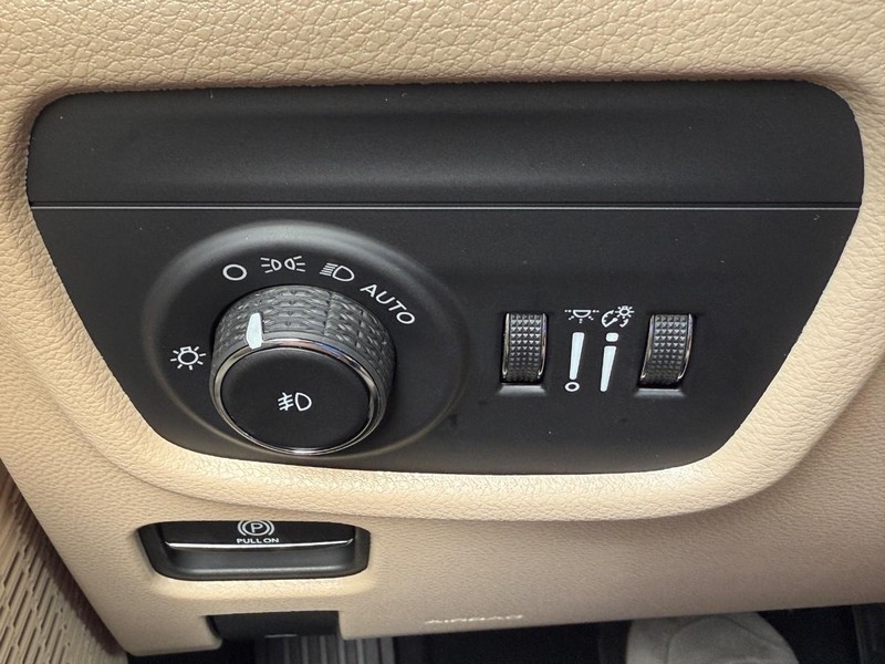 Jeep Grand Cherokee Vehicle Full-screen Gallery Image 13