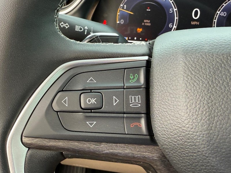 Jeep Grand Cherokee Vehicle Full-screen Gallery Image 14