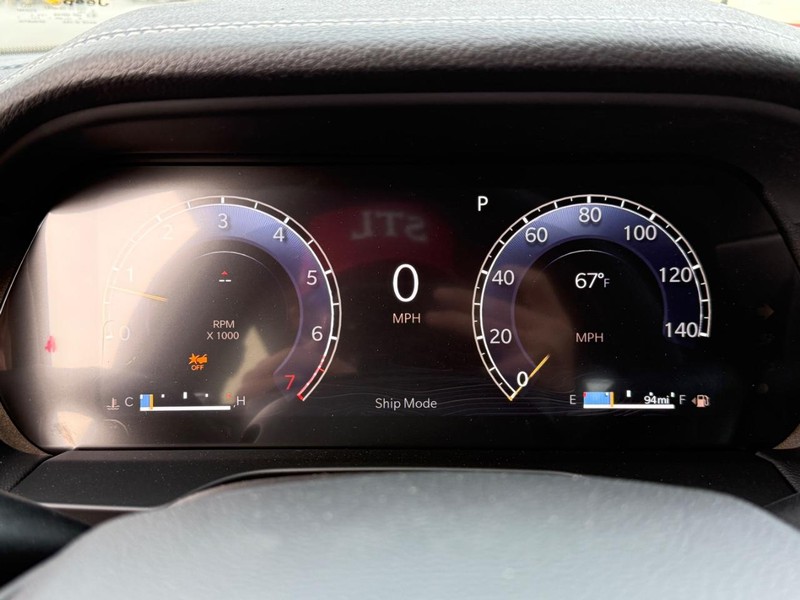 Jeep Grand Cherokee Vehicle Full-screen Gallery Image 16
