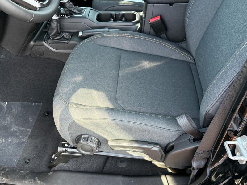 Jeep Wrangler Vehicle Full-screen Gallery Image 10