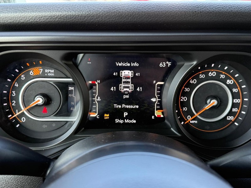 Jeep Wrangler Vehicle Full-screen Gallery Image 13