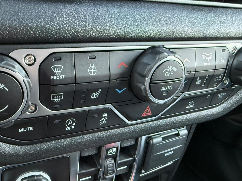 Jeep Wrangler Vehicle Full-screen Gallery Image 14