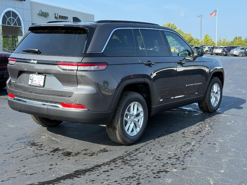 Jeep Grand Cherokee Vehicle Full-screen Gallery Image 3