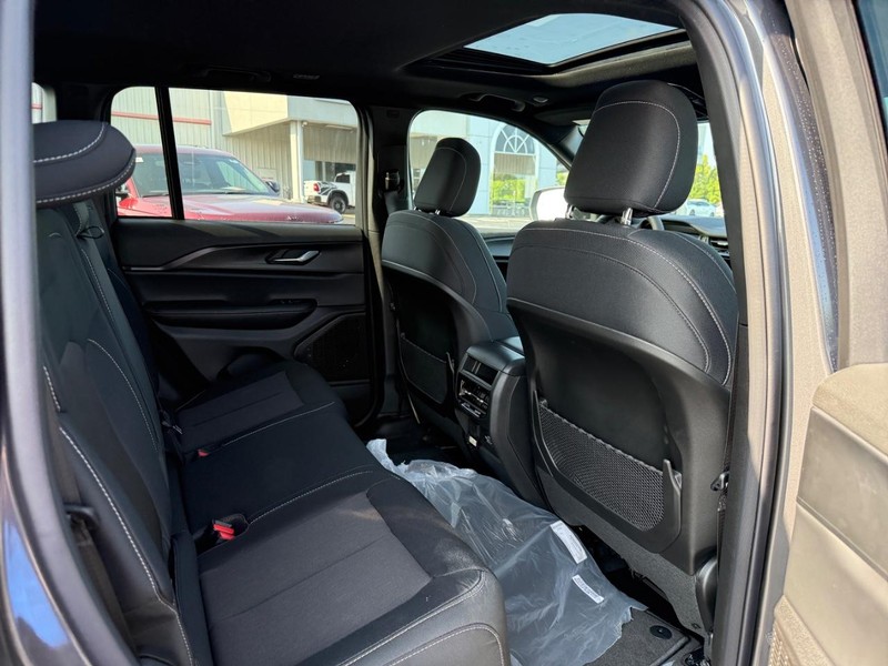 Jeep Grand Cherokee Vehicle Full-screen Gallery Image 5