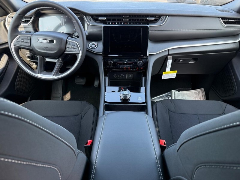 Jeep Grand Cherokee Vehicle Full-screen Gallery Image 6