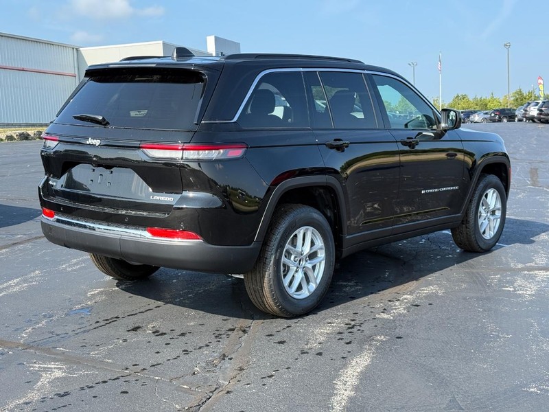 Jeep Grand Cherokee Vehicle Full-screen Gallery Image 3