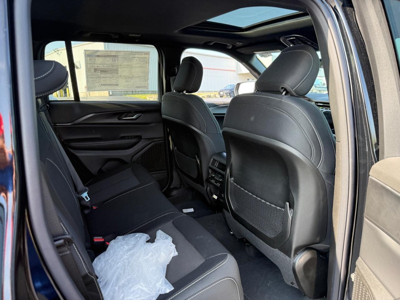 Jeep Grand Cherokee Vehicle Full-screen Gallery Image 5