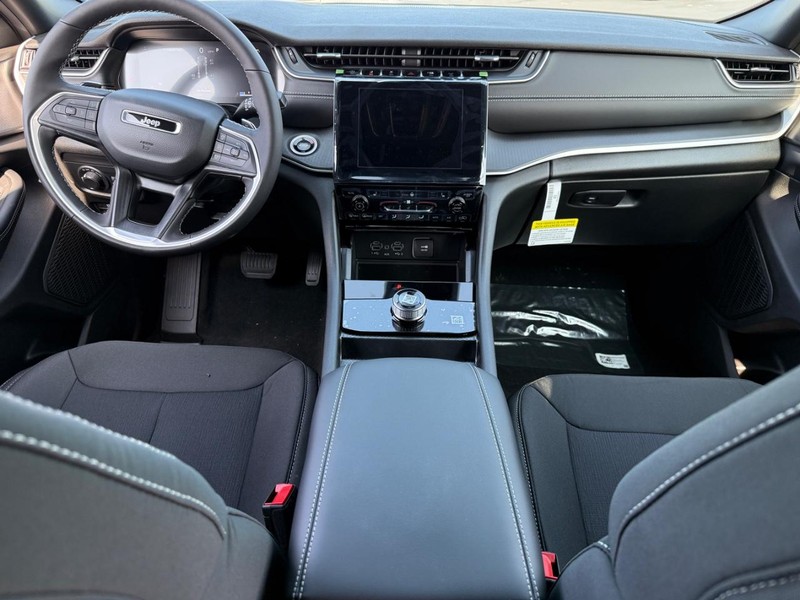 Jeep Grand Cherokee Vehicle Full-screen Gallery Image 6