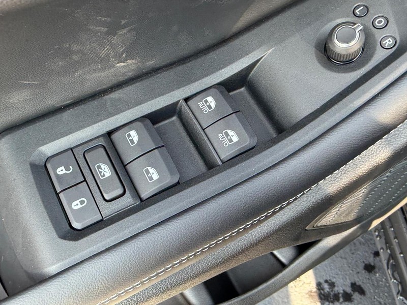 Jeep Grand Cherokee Vehicle Full-screen Gallery Image 9