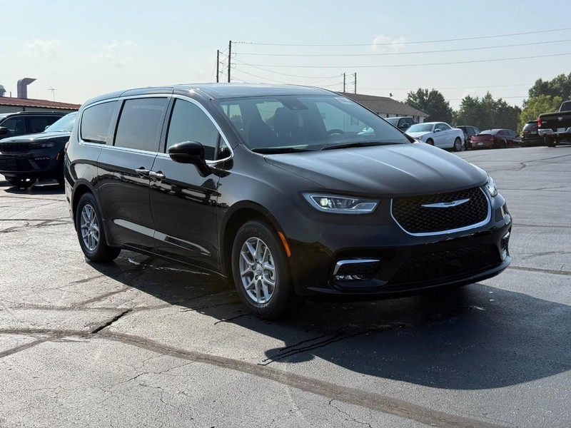 Chrysler Pacifica Vehicle Full-screen Gallery Image 2