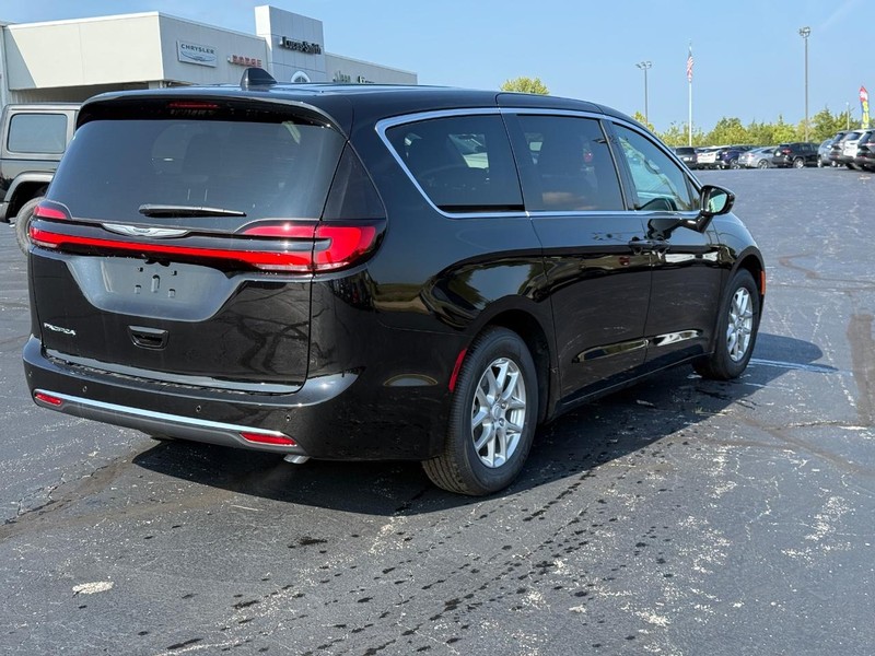 Chrysler Pacifica Vehicle Full-screen Gallery Image 3