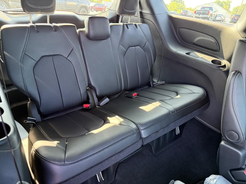 Chrysler Pacifica Vehicle Full-screen Gallery Image 5