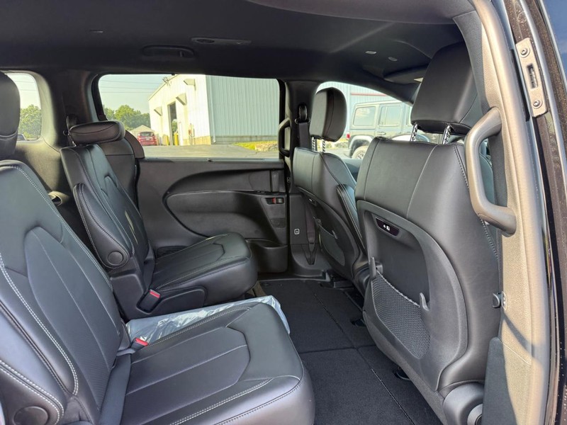 Chrysler Pacifica Vehicle Full-screen Gallery Image 6