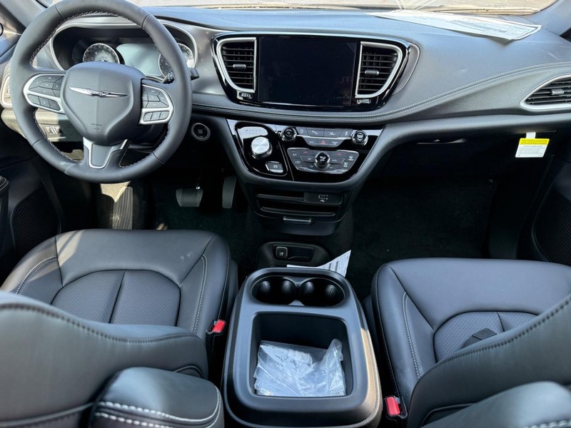 Chrysler Pacifica Vehicle Full-screen Gallery Image 7