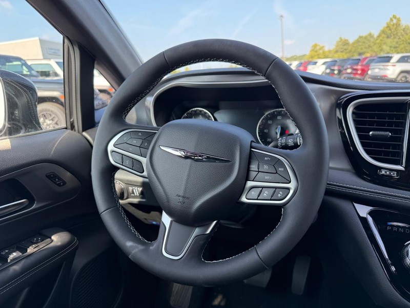 Chrysler Pacifica Vehicle Full-screen Gallery Image 8