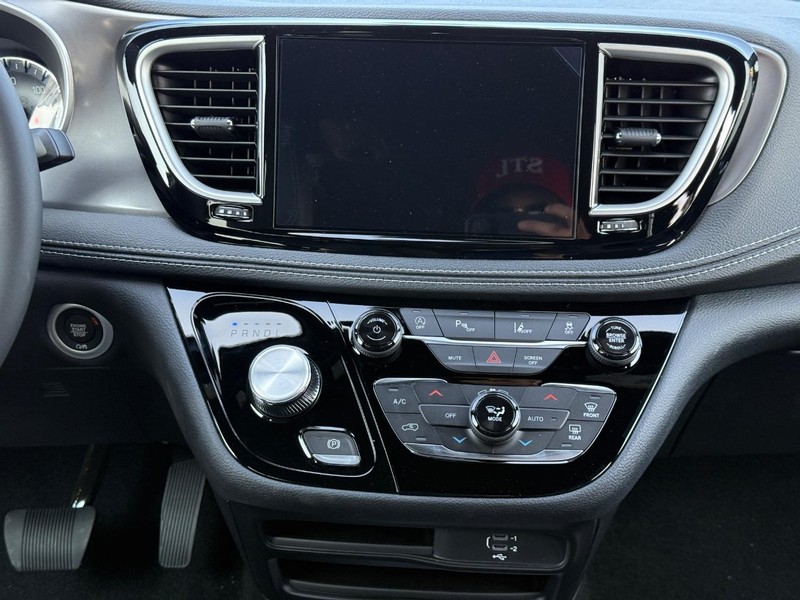 Chrysler Pacifica Vehicle Full-screen Gallery Image 9