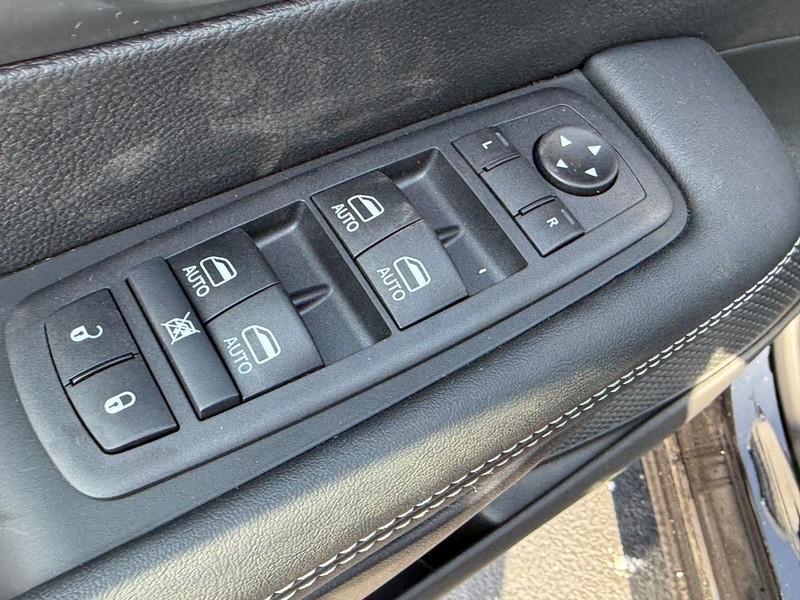 Chrysler Pacifica Vehicle Full-screen Gallery Image 10