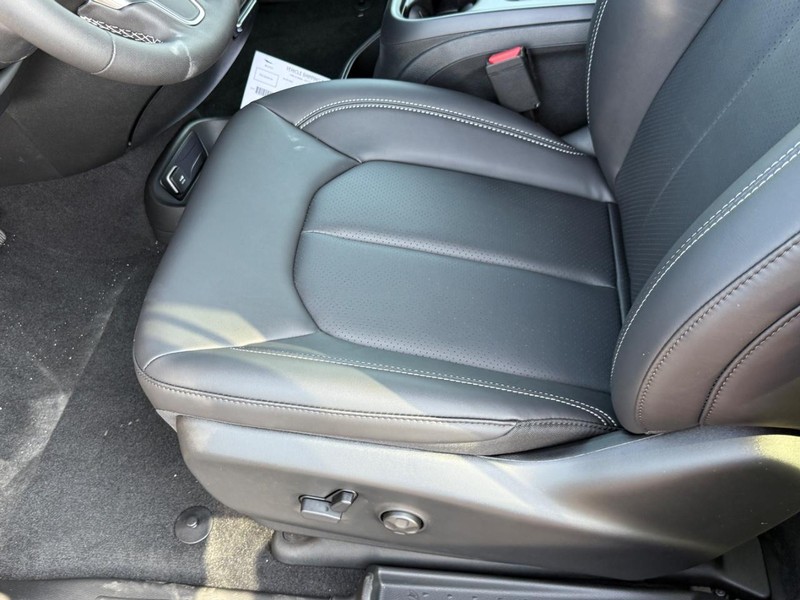 Chrysler Pacifica Vehicle Full-screen Gallery Image 12