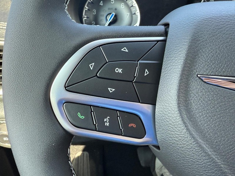Chrysler Pacifica Vehicle Full-screen Gallery Image 13