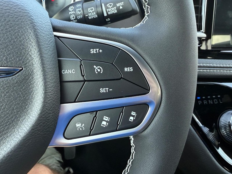 Chrysler Pacifica Vehicle Full-screen Gallery Image 14