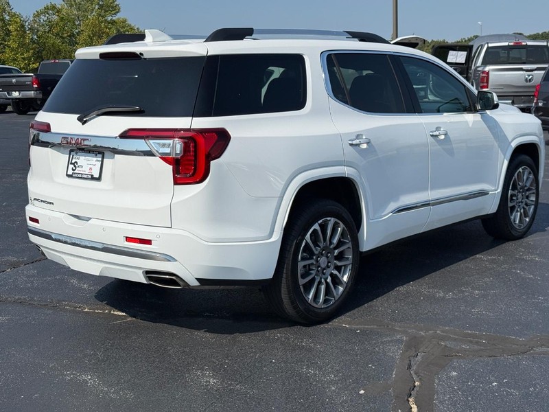 GMC Acadia Vehicle Full-screen Gallery Image 3
