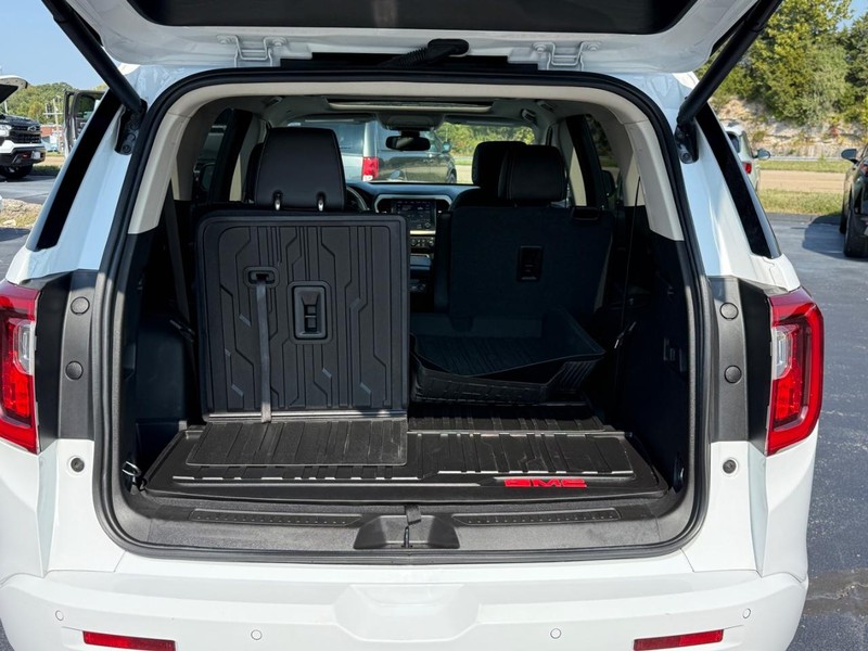 GMC Acadia Vehicle Full-screen Gallery Image 4