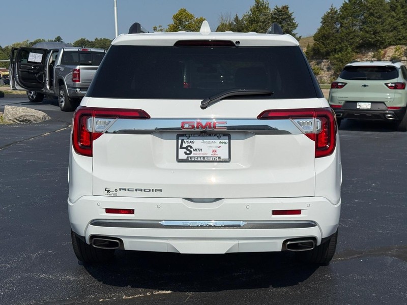 GMC Acadia Vehicle Full-screen Gallery Image 5
