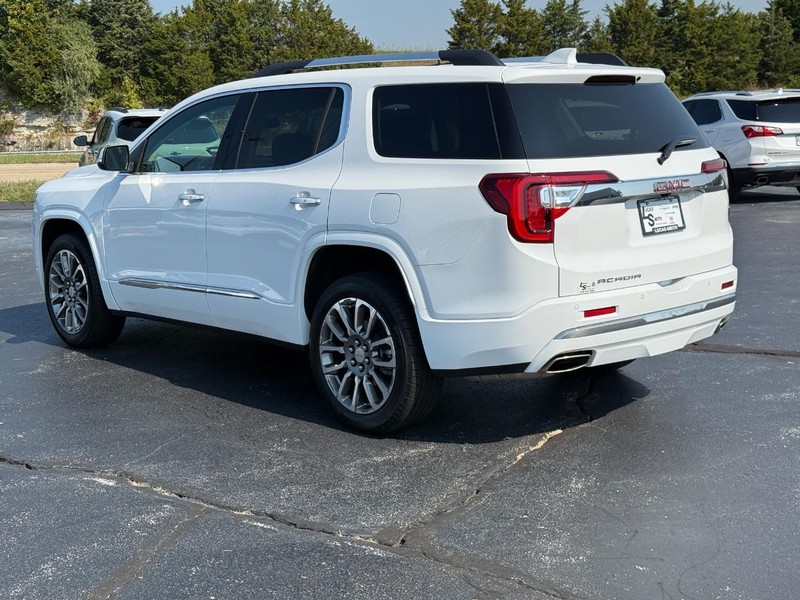 GMC Acadia Vehicle Full-screen Gallery Image 6