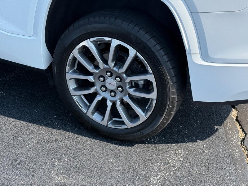 GMC Acadia Vehicle Full-screen Gallery Image 7