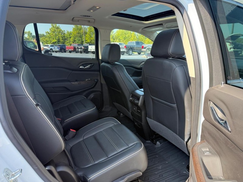 GMC Acadia Vehicle Full-screen Gallery Image 10