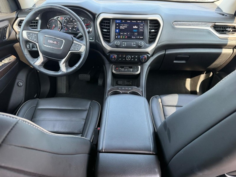 GMC Acadia Vehicle Full-screen Gallery Image 11