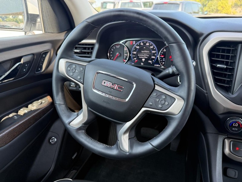 GMC Acadia Vehicle Full-screen Gallery Image 12