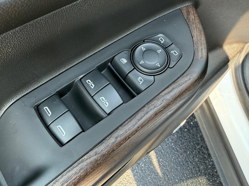 GMC Acadia Vehicle Full-screen Gallery Image 14