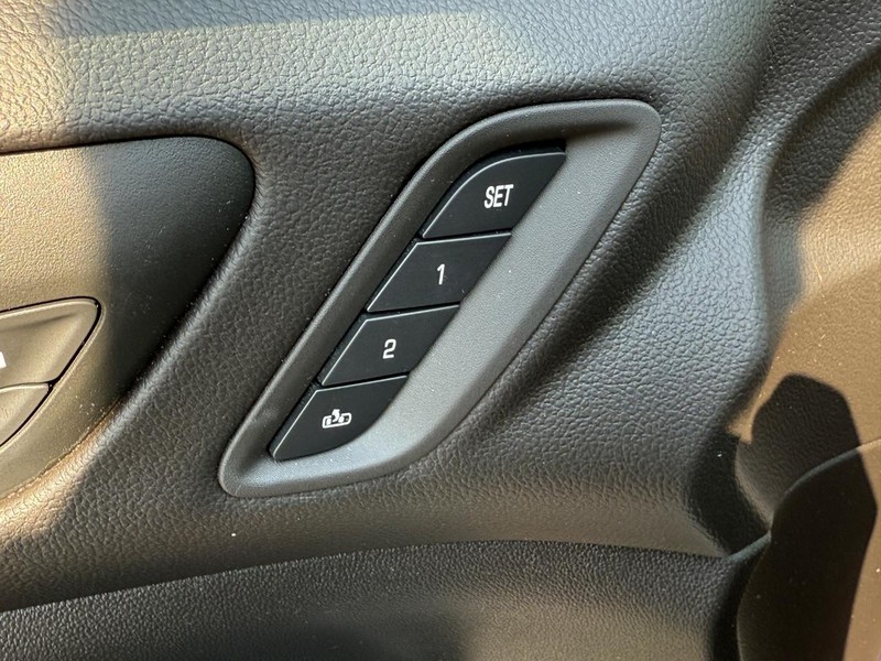 GMC Acadia Vehicle Full-screen Gallery Image 15