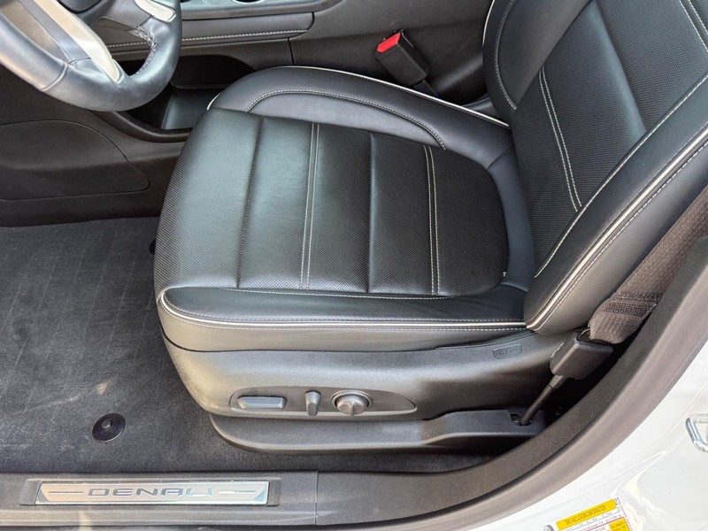 GMC Acadia Vehicle Full-screen Gallery Image 16