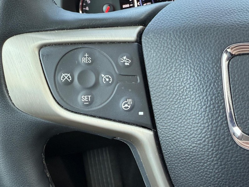 GMC Acadia Vehicle Full-screen Gallery Image 17