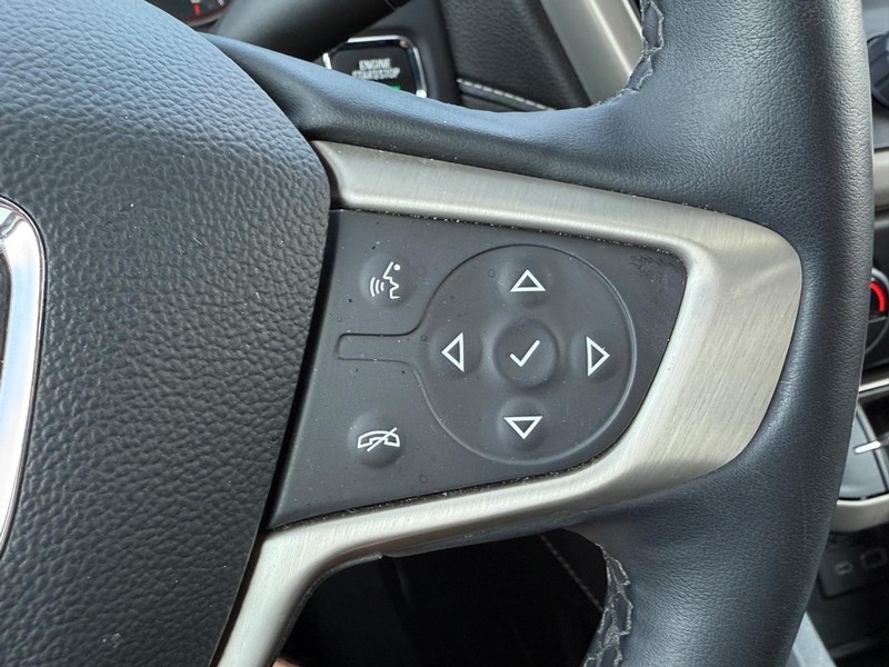 GMC Acadia Vehicle Full-screen Gallery Image 18