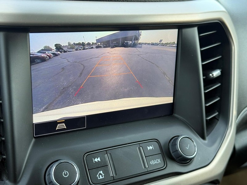 GMC Acadia Vehicle Full-screen Gallery Image 21