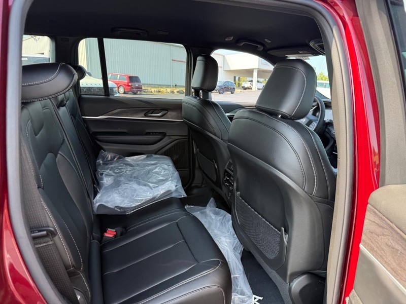 Jeep Grand Cherokee Vehicle Full-screen Gallery Image 6