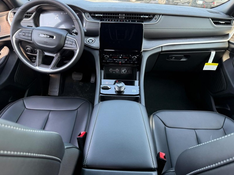 Jeep Grand Cherokee Vehicle Full-screen Gallery Image 7