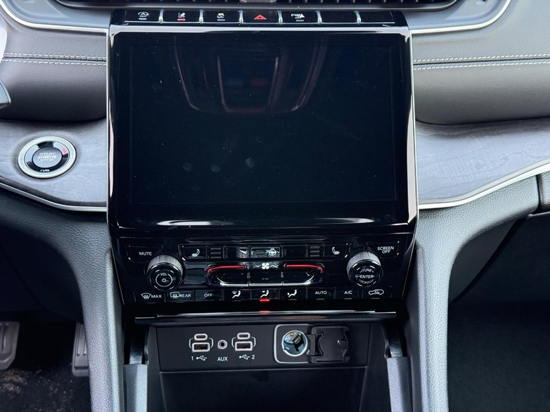 Jeep Grand Cherokee Vehicle Full-screen Gallery Image 9
