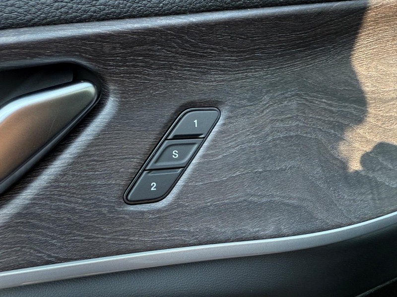 Jeep Grand Cherokee Vehicle Full-screen Gallery Image 11