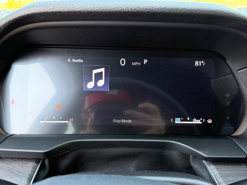 Jeep Grand Cherokee Vehicle Full-screen Gallery Image 15