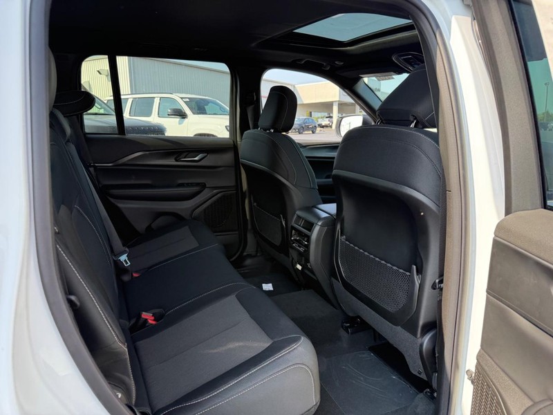 Jeep Grand Cherokee Vehicle Full-screen Gallery Image 6