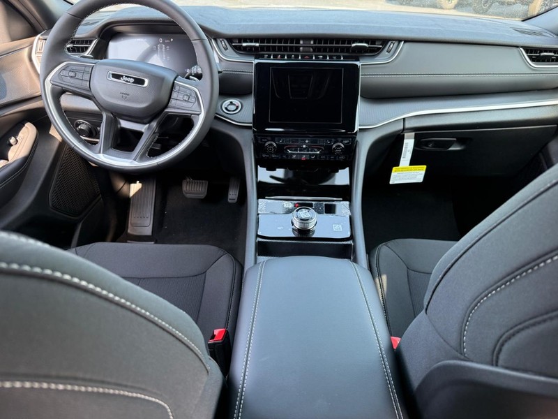Jeep Grand Cherokee Vehicle Full-screen Gallery Image 7