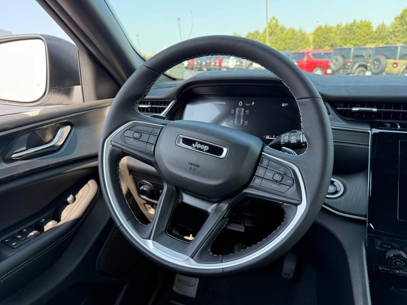 Jeep Grand Cherokee Vehicle Full-screen Gallery Image 8