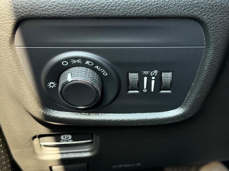 Jeep Grand Cherokee Vehicle Full-screen Gallery Image 12
