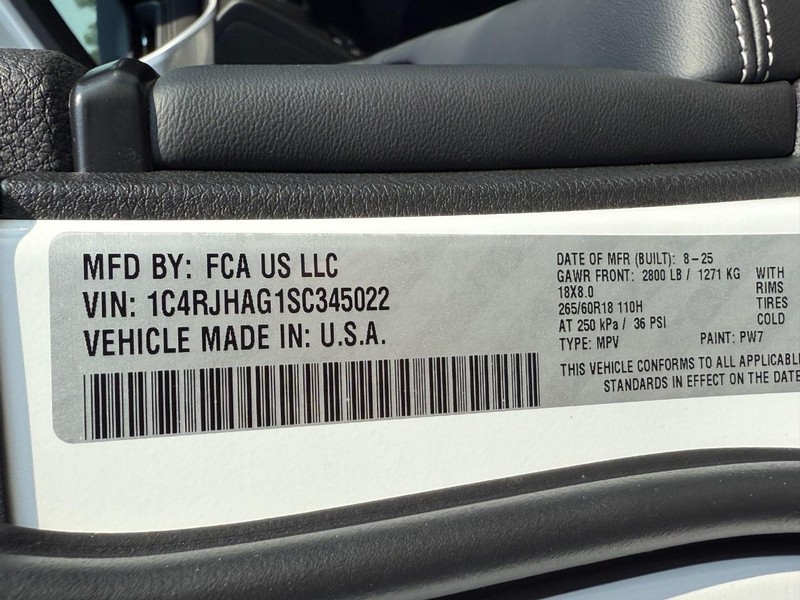 Jeep Grand Cherokee Vehicle Full-screen Gallery Image 17