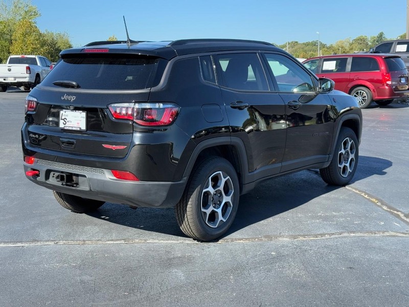 Jeep Compass Vehicle Full-screen Gallery Image 3